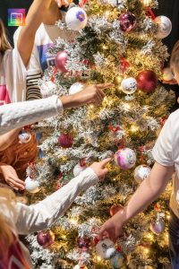 palline di natale realizzate dai bambini della scuola di teatro parioli costanzo